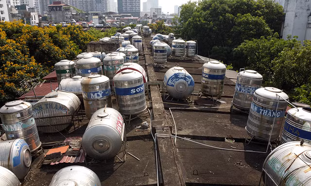 Lóa mắt với hàng trăm 'quả bom nước' bằng inox trên nóc các khu tập thể cũ ở Hà Nội giữa trưa hè