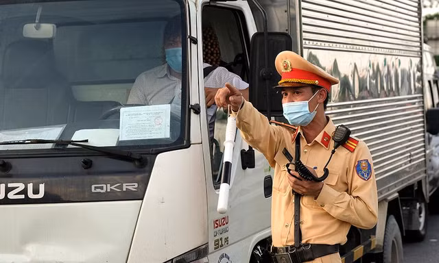 Vừa nới kiểm soát với xe chở hàng có thẻ nhận diện luồng xanh đã có nhiều tài xế vi phạm về phòng chống dịch, chở người trái quy định. Ảnh minh hoạ.