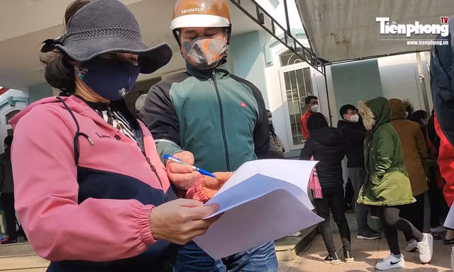 Hết hồn cảnh hàng trăm F0 ở Hà Nội chen chân xin xác nhận tại trạm y tế phường