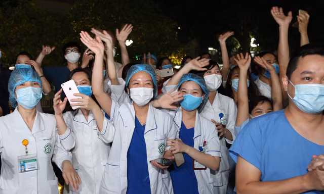 Y, bác sĩ Bệnh viện Bạch Mai nghẹn ngào khi được gỡ lệnh cách ly