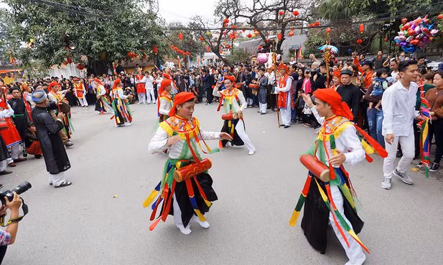 Trai làng ở Hà Nội giả gái lả lơi trong điệu Múa Bồng