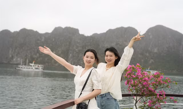 Khoảnh khắc đáng nhớ của thanh niên Trung Quốc trước di sản thế giới Vịnh Hạ Long
