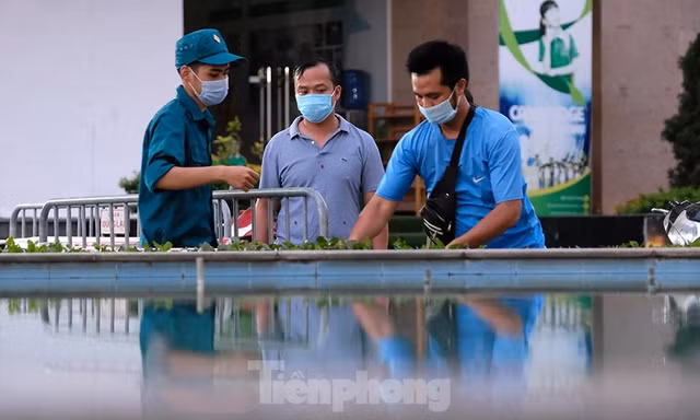 Hình ảnh phong tỏa chung cư ở quận Long Biên vì ca COVID-19