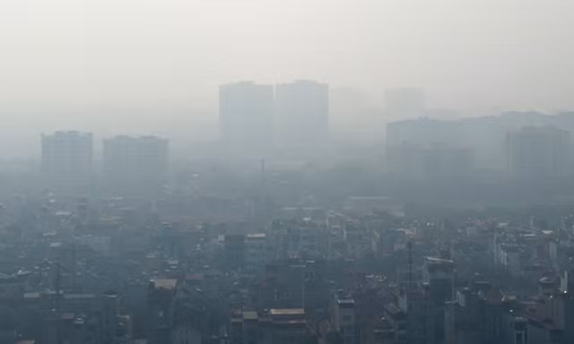 Giữa trưa, bầu trời Hà Nội vẫn chìm trong sương mù