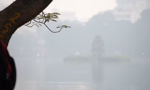 Hà Nội càng về chiều bầu trời càng mù mịt, chất lượng không khí xấu