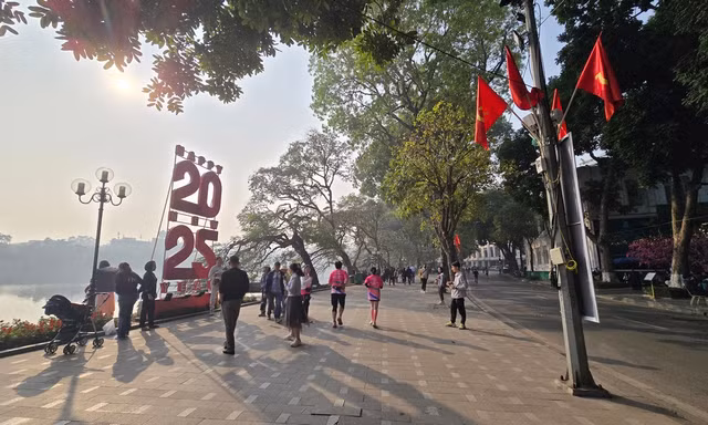 Đường phố Hà Nội rực rỡ trong ngày đầu năm mới 2025