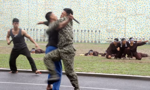 Xem lính đặc công tay không đánh bại nhóm côn đồ có vũ khí nguy hiểm