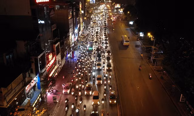Đường Tây Sơn ùn tắc nhiều giờ vì dân dâng sao giải hạn