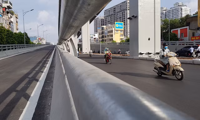 Ngỡ ngàng đường vành đai 2 trên cao trước ngày thông xe