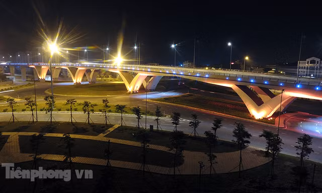 Cầu vượt thép lớn nhất Việt Nam lung linh về đêm qua góc nhìn flycam