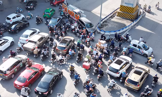 Giao thông hỗn loạn tại nút giao Nguyễn Xiển - Nguyễn Trãi sau phân làn dựng lô cốt