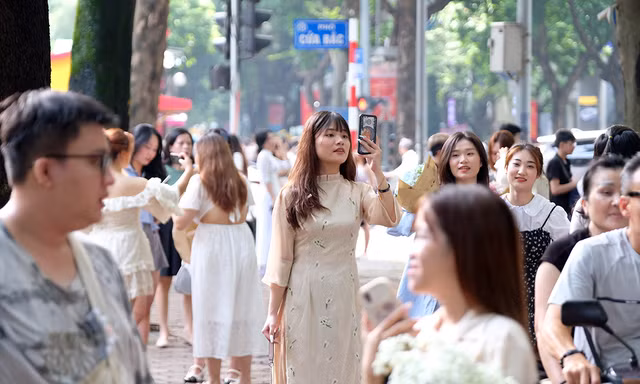 'Phố mùa thu đẹp nhất Hà Nội' chật cứng người đổ về check-in