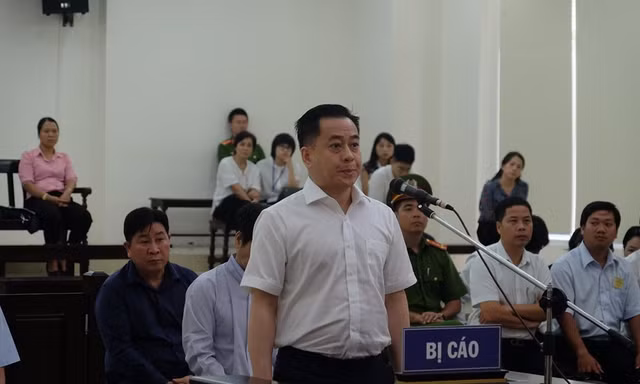 Phan Văn Anh Vũ khai báo tại tòa.