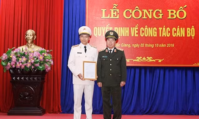 Thượng tướng Bùi Văn Nam trao quyết định cho Thượng tá Nguyễn Quốc Toản. Ảnh Báo Chính phủ.