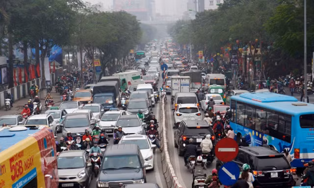 Phố Thái Hà, dòng người và phương tiện lấp kín cả vỉa hè, lòng đường. Theo ghi nhận, nhiều tuyến phố khác cũng diễn ra tình trạng tương tự.