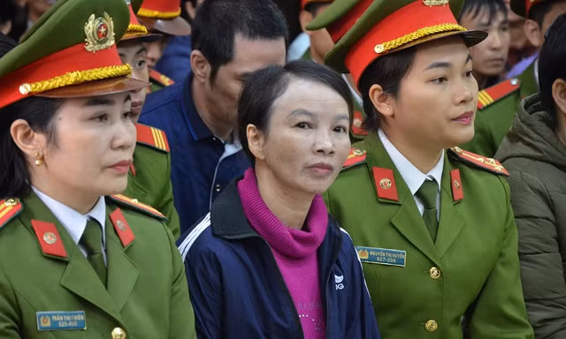 Mẹ nữ sinh giao gà tại Điện Biên bật khóc khi nhắc tới con gái tại tòa