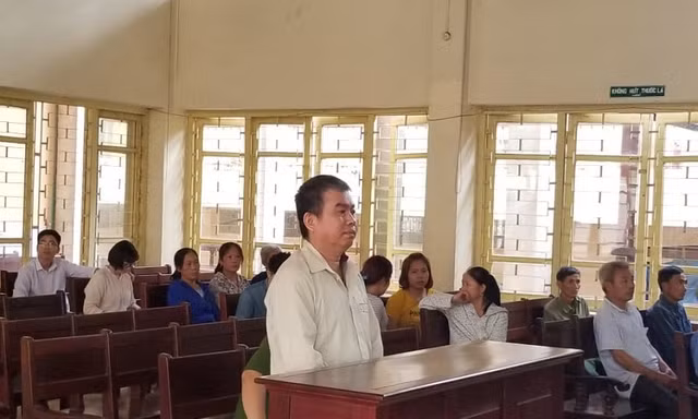 Bị cáo Vi Văn Phượng tại tòa ngày 26/4.