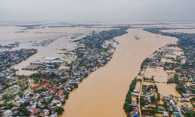 Mưa lũ đang hoành hành các tỉnh miền Trung, hiện đã có 32 người chết, mất tích gần 110 nghìn ngôi nhà bị ngập, hư hỏng.