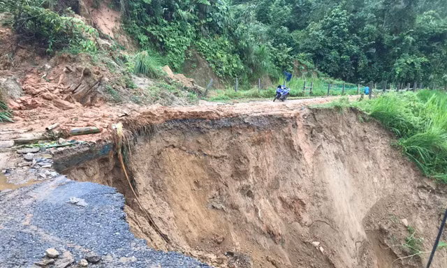 Đường đi vào Y Tý, ở huyện Bát Xát (Lào Cai) bị sạt lở nghiêm trọng 
