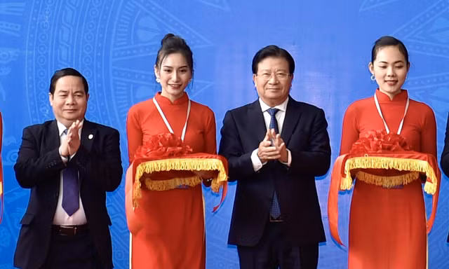 Phó Thủ tướng Trịnh Đình Dũng dự khai mạc triển lãm các thành tựu phát triển KTTT, HTX giai đoạn 2016-2020.