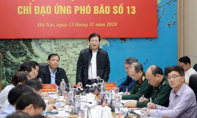 Phó Thủ tướng Trịnh Đình Dũng yêu cầu các địa phương trong vùng ảnh hưởng của bão khẩn cấp sơ tán dân khỏi những nơi nguy hiểm