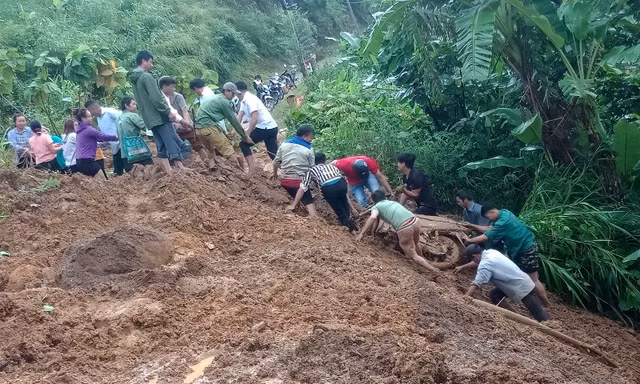 Người dân địa phương phát hiện kịp thời, cứu được nạn nhân Lò Thị Châu bị đất đá sạt lở vùi lấp ở xã Thèn Sin, huyện Tam Đường (Lai Châu) 