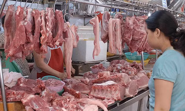 Người tiêu dùng đang bị "móc túi" do miếng thịt lợn đi qua quá nhiều nhiều khâu trung gian.