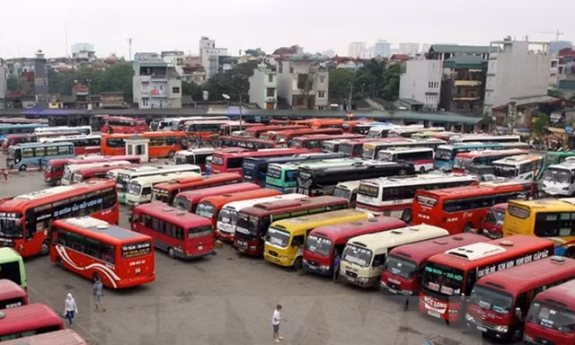 Người dân bỏ bến, ra đường đón xe trên quốc lộ 1, TP Thủ Đức. Ảnh: H.H