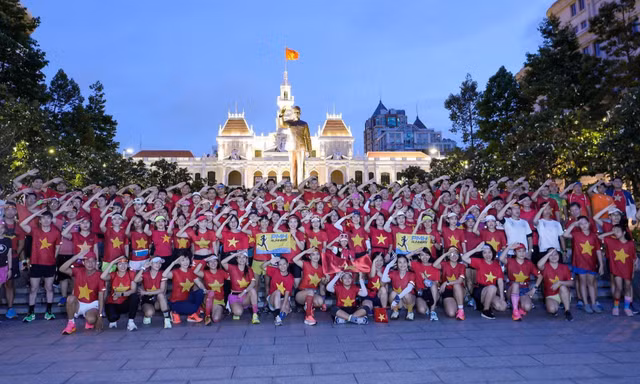 Phú Mỹ Hưng Runners hướng đến Tiền Phong Marathon 2024: Câu lạc bộ 'gia đình'