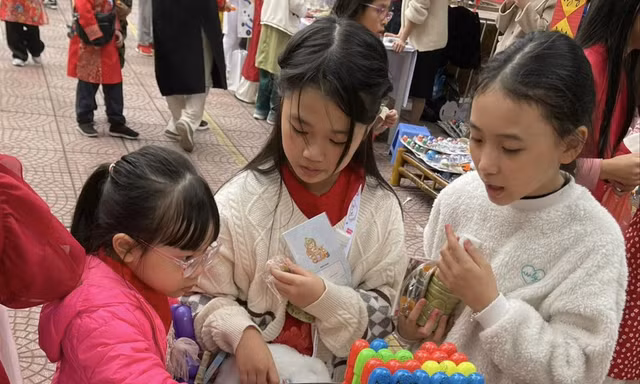 Hội chợ của học sinh tại một trường ở Hà Nội được cha mẹ học sinh góp sức tổ chức