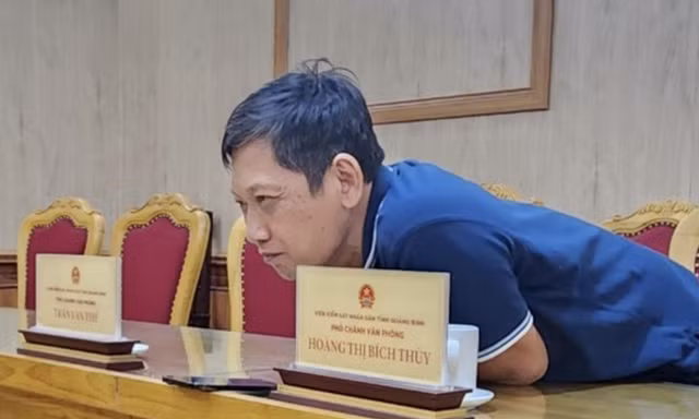 Kiểm sát viên Lê Đắc Thanh trong một lần làm việc với PV Tiền Phong