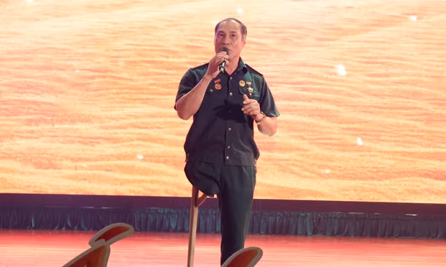 Thương binh Nguyễn Thanh Hùng (bìa trái) nói chuyện cùng Phó Tổng Biên tập báo Tiền Phong Lê Minh Toản (giữa) trong lần báo Tiền Phong về trao quà dịp 27/7 tại Trung tâm Điều dưỡng người có công tỉnh Bắc Giang Ảnh: K.N-Đ.A 