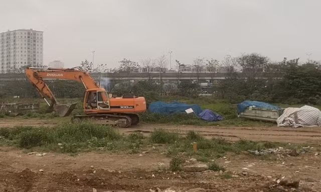 Những “núi” trạc thải sừng sững trong bãi tập kết của Hòa “cao”