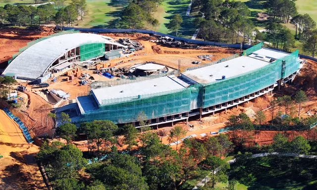 Một góc tòa nhà xây dựng không phép trên sân Golf Đà Lạt 