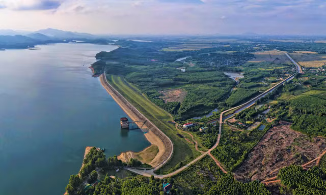 Hàng loạt hạng mục ở hồ Kẻ Gỗ 'rệu rã' sau gần 50 năm