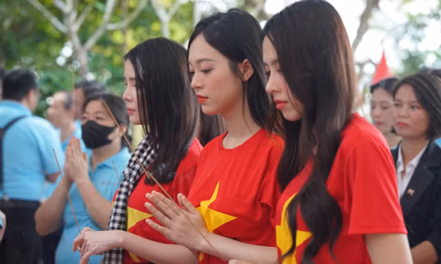 Hoa hậu, á hậu, người đẹp tưởng niệm anh hùng, liệt sĩ tàu Không số Vũng Rô