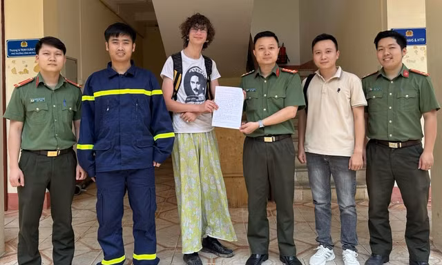 Xuyên đêm cứu hộ thành công du khách người Anh lạc giữa rừng Hoàng Liên