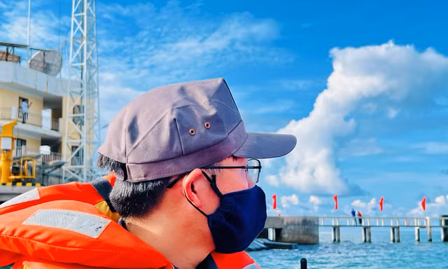 Những con tàu đón Tết ngoài khơi