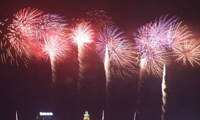 Pháo hoa rực sáng trên đất Tổ