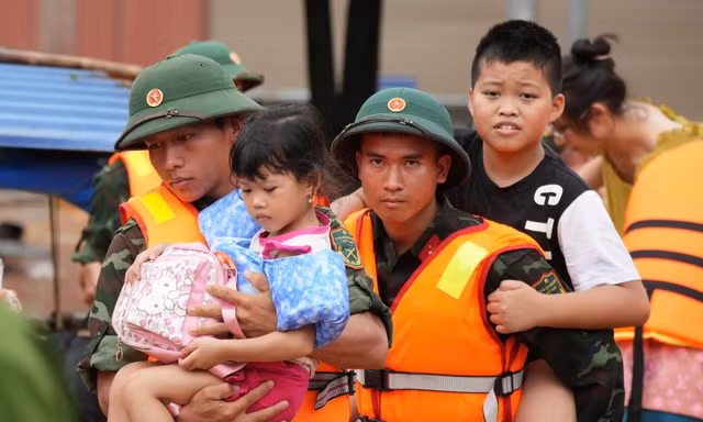 Lực lượng chức năng cứu trợ, đưa người dân thoát khỏi vùng ngập lụt ở thành phố Thái NguyênẢnh: Hoàng Mạnh Thắng