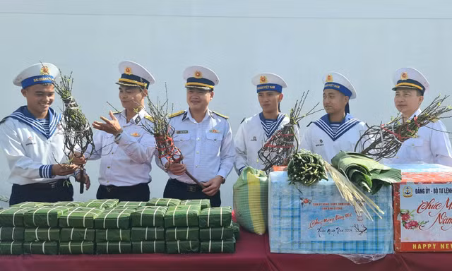 Vùng 3 Hải quân mang mùa Xuân ra đảo