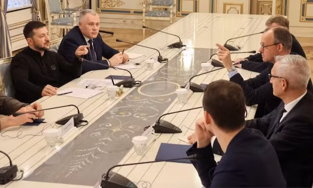 Tổng thống Ukraine Volodymir Zelensky trong cuộc gặp lãnh đạo phe đối lập Đức Friedrich Merz tại Paris ngày 9/12. (Ảnh: Reuters)