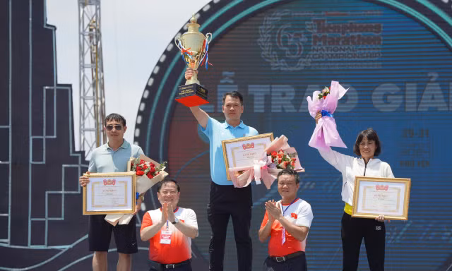 Tiền Phong Marathon 2024: Trên bục vinh quang