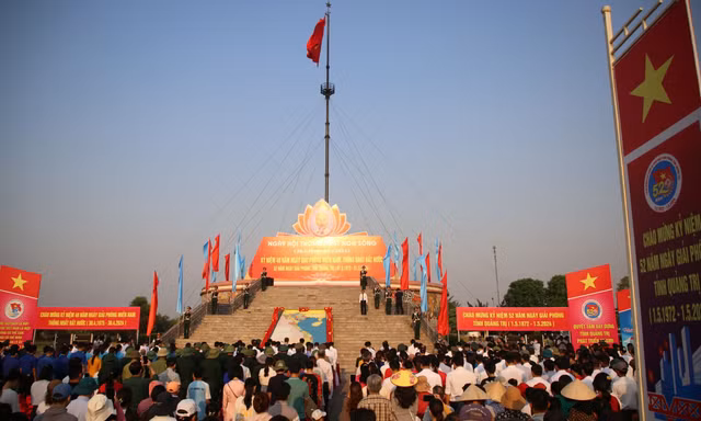 Lễ thượng cờ 'Thống nhất non sông' tại Đôi bờ Hiền Lương - Bến Hải