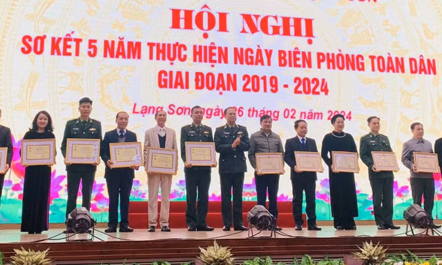 Nhiều tập thể, cá nhân được Bộ Tư lệnh Biên phòng tôn vinh, khen thưởng. Ảnh: Duy Chiến 