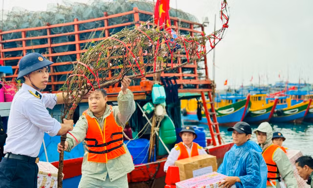 Tình quân dân ấm áp trên đảo Lý Sơn