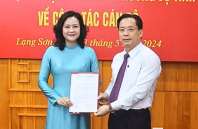 Bà Nguyễn Thị Hường (bìa trái) nhận quyết định từ lãnh đạo Tỉnh ủy Lạng Sơn. Ảnh: Duy Chiến 