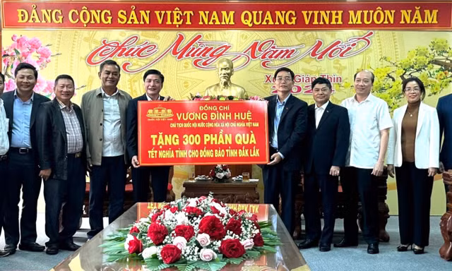 Trao 300 suất quà Tết của Chủ tịch Quốc hội tặng nhân dân các dân tộc tỉnh Đắk Lắk 