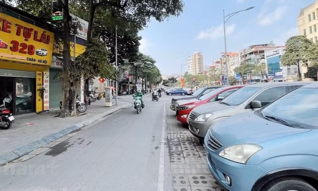 Giá thuê ô tô tự lái tăng gấp đôi vẫn 'cháy' hàng 