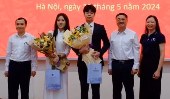 Hai học sinh đầu tiên của Trường THPT chuyên Ngoại ngữ được kết nạp Đảng